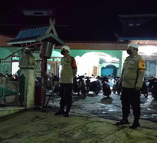 Berikan Rasa Aman, Personel Polsek Sematu Jaya Lakukan Pam Salat Tarawih di Mesjid Miftahul Huda Desa Jangkar Prima