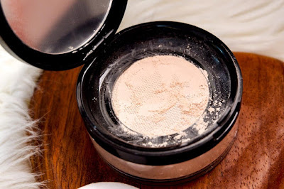 Looke cosmetics holy smooth and blur loose powder