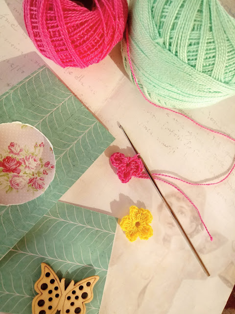 Tutorial de florecitas pequeñas para decorar etiqueta colgante de cartón, papel, mariposas y botones