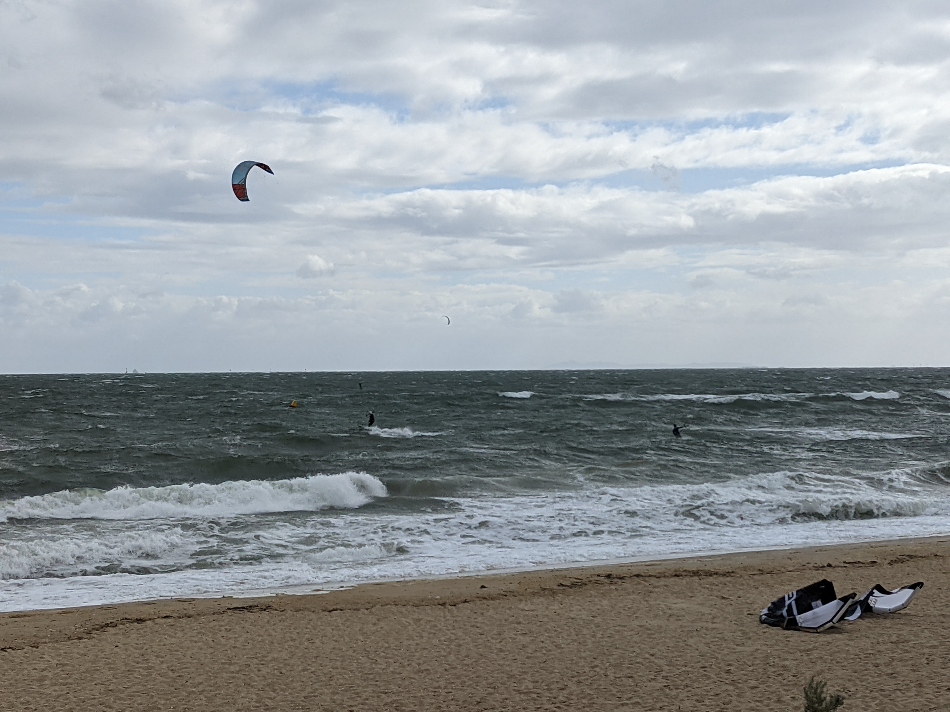 Peter's kitesurfing blog Kitesurfing Hampton in solid 30 knots 529