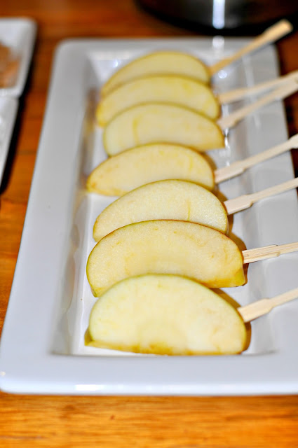 Looking for a great after school snack?  A crisp treat to serve at tailgate gatherings, after ballgames, or at parties around the campfire?  Whether apples are in season or on display at your grocery store, these Crock Pot Caramel Apple Dippers are sure to be a star food on your table.