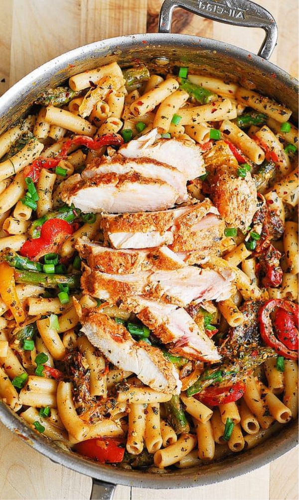 Creamy Chicken Alfredo Pasta with Bell Peppers, Asparagus, and Sun
