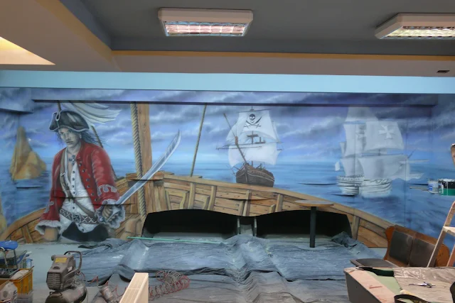 Malowanie obrazu na ścianie w kręgielni, motyw piratów w malarstwie