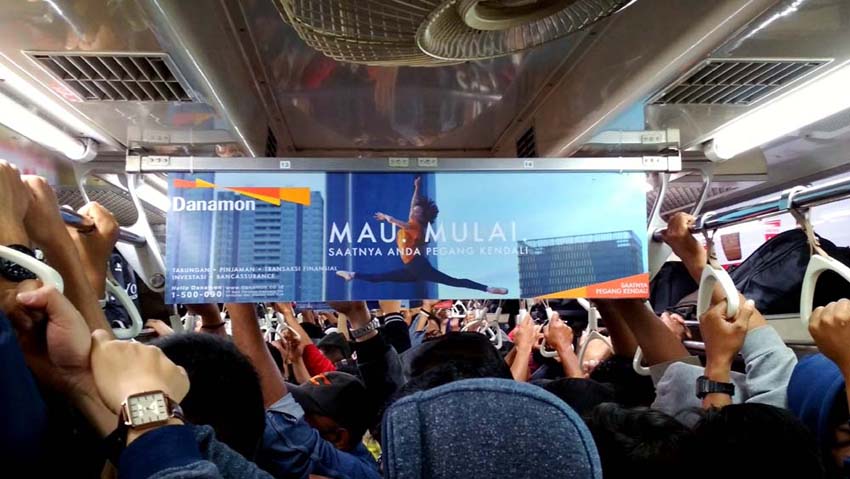 Suasana dalam gerbong KRL Commuter Line pada hari kerja di jam sibuk di pagi hari Suasana dalam gerbong KRL Commuter Line pada hari kerja di jam sibuk di pagi hari