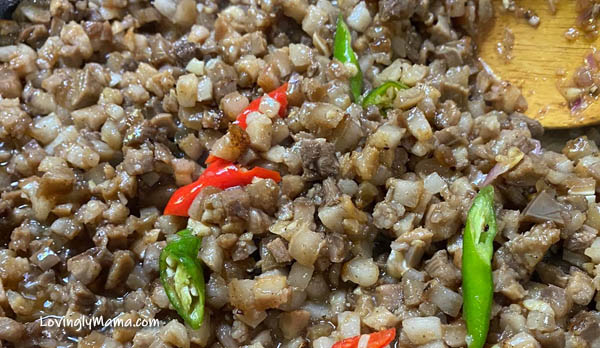 Pork sisig, pork sisig recipe, homemade pork sisig recipe, easy to cook, kitchen hacks, cooking tips, homecooking, from my kitchen, pork recipe, Pinoy dish, Filipino cuisine, Pinoy favorite, Kapampangan cuisine, Clark, flights to Clark, family, kitchen experiment, spices and seasonings, Mama Sita Capampangan Sisig mix, kids, hubby, Covid-19, home quarantine, chili