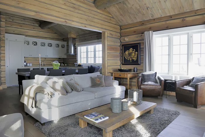 Piękny, drewniany dom u podnóża gór w Norwegii, wystrój wnętrz, wnętrza, urządzanie domu, dekoracje wnętrz, aranżacja wnętrz, inspiracje wnętrz,interior design , dom i wnętrze, aranżacja mieszkania, modne wnętrza, domy w górach, górska chata, domy drewniane, styl klasyczny