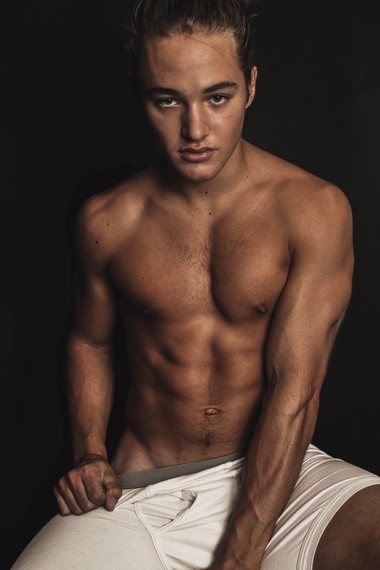 Model : Mitchell Hoog.