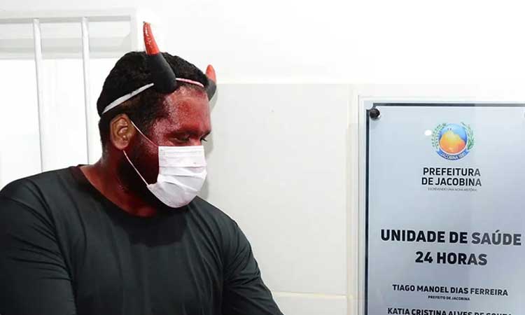 Com fantasia de 'cão', prefeito de Jacobina inaugura unidade de saúde
