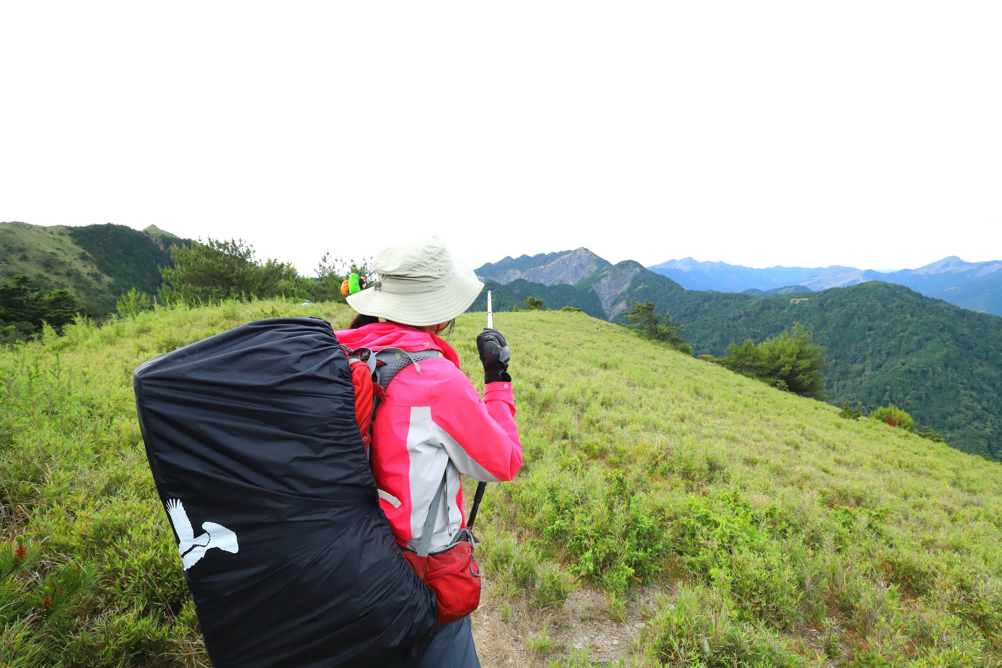 人待山往向畢祿山以及畢祿斷崖