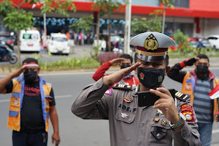 Polisi Ini Ajak Tukang Parkir di Makassar Upacara Virtual Detik-detik Kemerdekaan RI ke-76