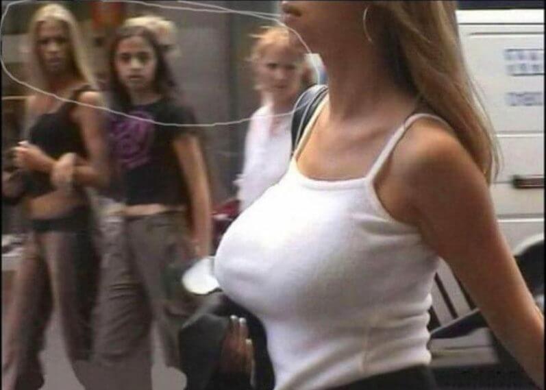 10 Pictures Of Jealous People Who Didn’t Realize They Were Being Photographed - Size matters 10 Pictures Of Jealous People Who Didn’t Realize They Were Being Photographed - Size matters