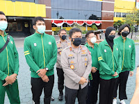 Kapolda Jatim selaku ketua umum pengurus provinsi PBVSI Jatim melepas Kontingen Voli PON XX 2021 Papua Kapolda Jatim selaku ketua umum pengurus provinsi PBVSI Jatim melepas Kontingen Voli PON XX 2021 Papua