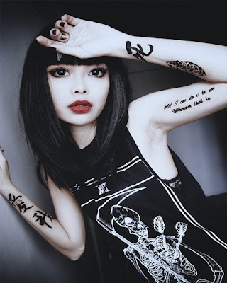 Selfie chica con tatuajes góticos