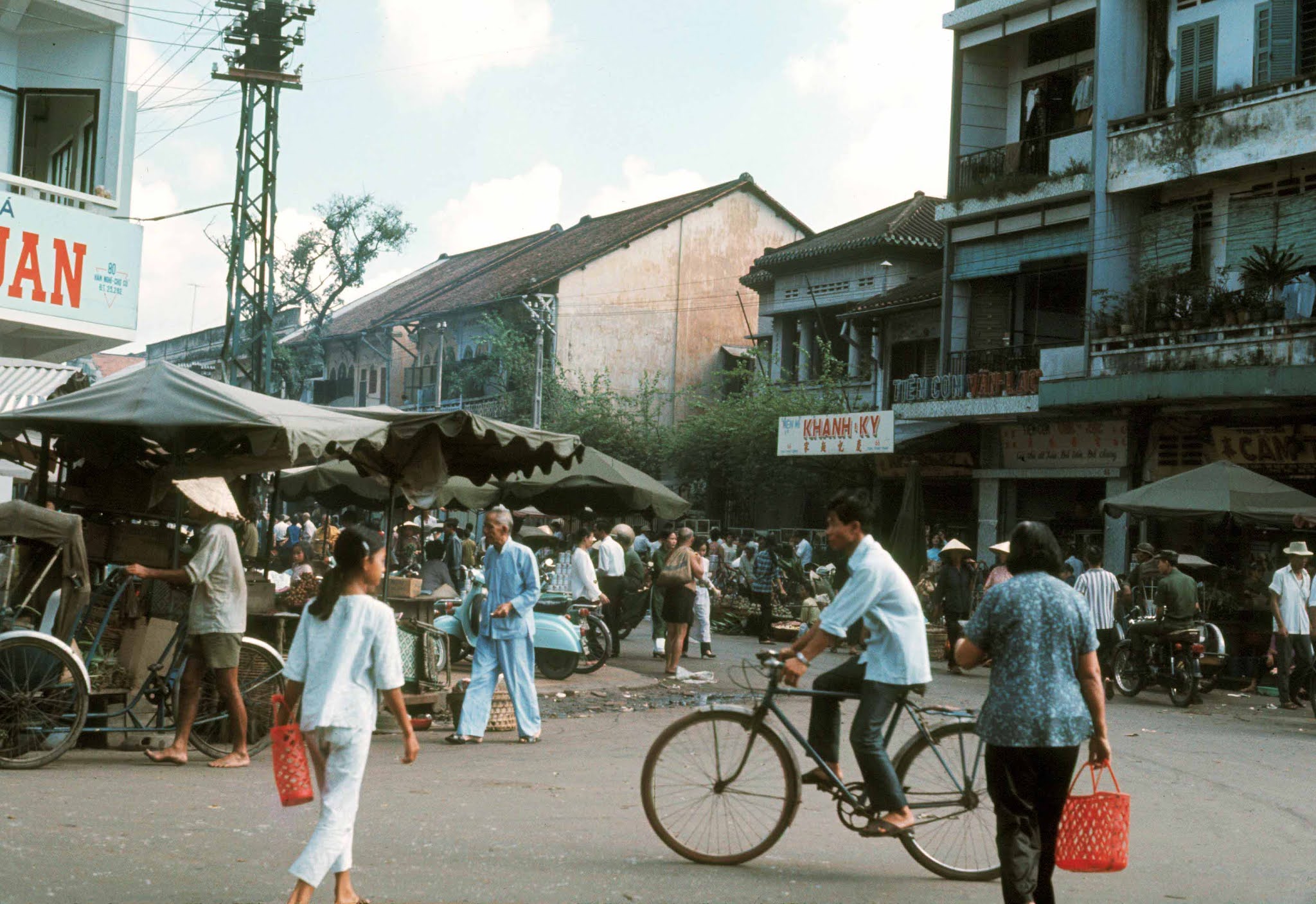 Quầy lạp xưởng, thịt quay, tiệm thuốc bắc của người Hoa ở chợ cũ Tôn Thất Đạm trước 1975