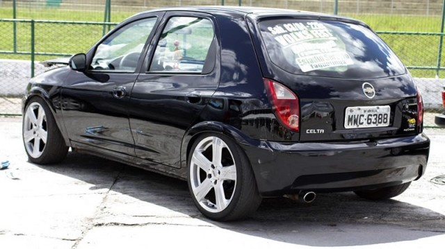 Celta rebaixado e com rodas aro 16 | Brasil DUB