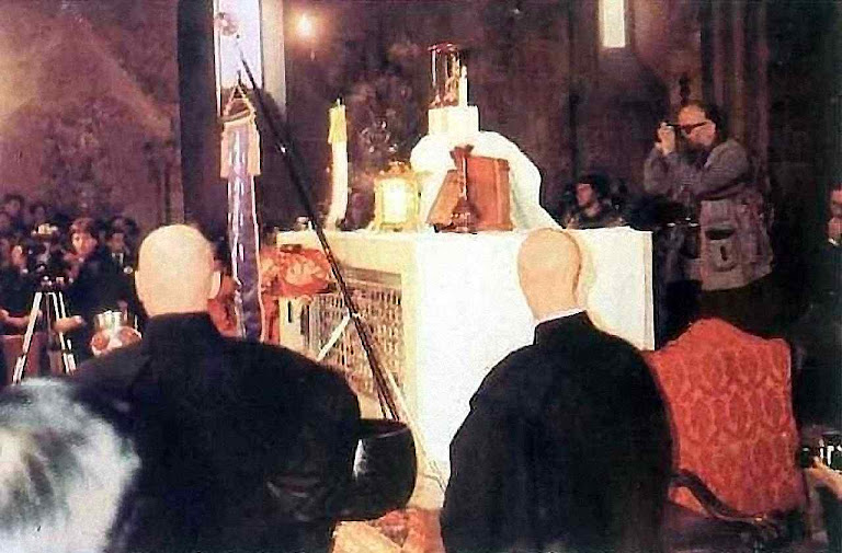 Em encontro ecumênico, ídolo de Buda sobre o sacrário do altar. Assis, 27 de outubro de 1986.