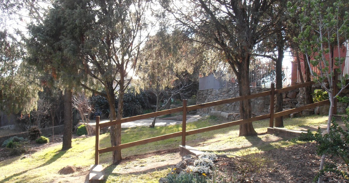 El jardín de la alegría : Instalación de una barandilla de madera para
