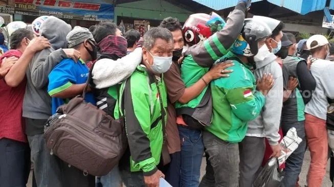 Kritik Bagi-bagi Sembako Jokowi Picu Kerumunan, PAN: Pengen Membantu, Tapi Malah Jadi Tempat Penyebaran Virus!