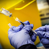Una nueva vacuna de AstraZeneca protegería contra la variante Ómicron de coronavirus