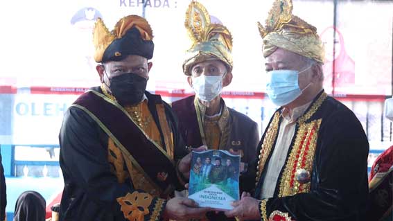 LaNyalla menerima buku dari Sultan Buton