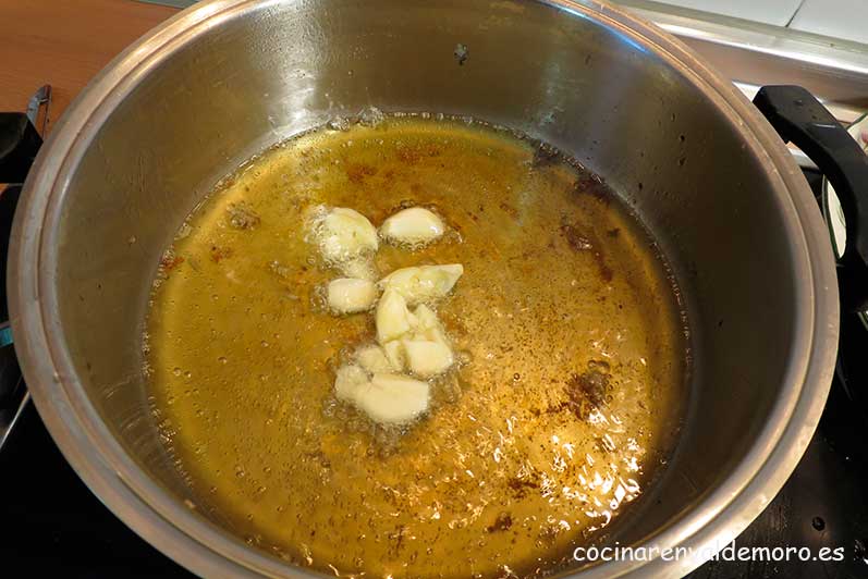 Dorando los ajos en el aceite