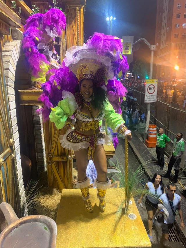 Atriz angolana Celma Pontes sonha brilhar como passista no Carnaval de 2022