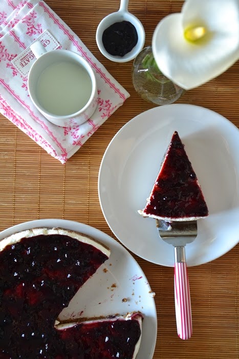 torta fredda alla ricotta e marmellata di frutti di bosco con base croccante al cioccolato