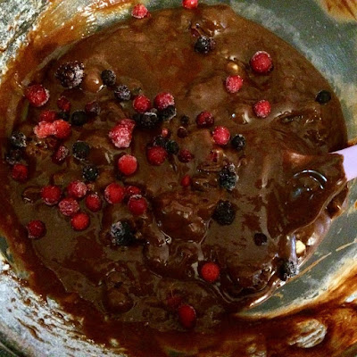 Impasto dei Brownies ai frutti di bosco e cioccolato bianco