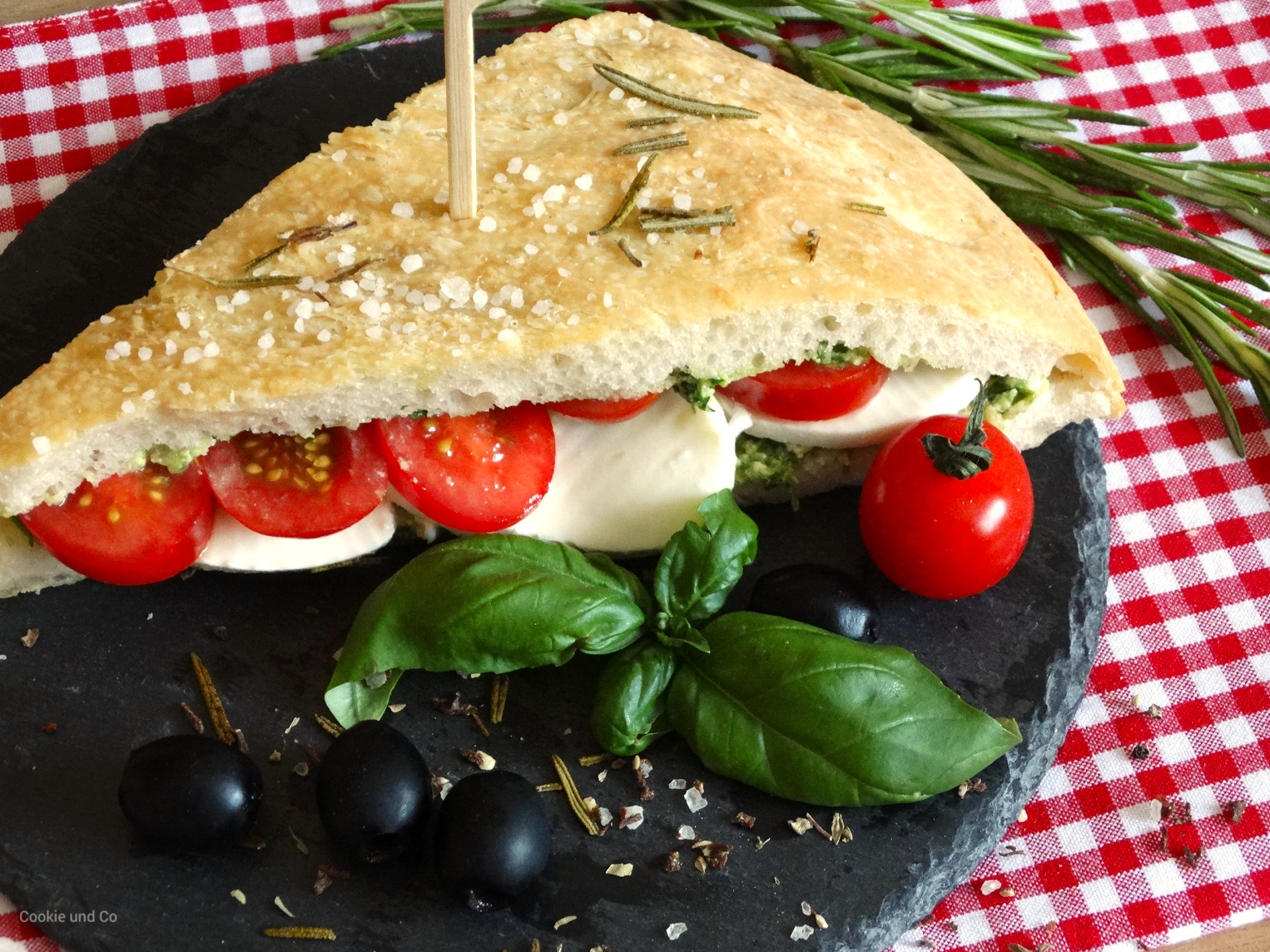Pizzabrot Sandwich mit Basilikum-Ricotta-Pesto • Cookie und Co