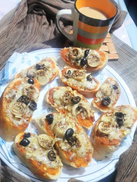 garlic-french-bread-pizza-serve-with-tea