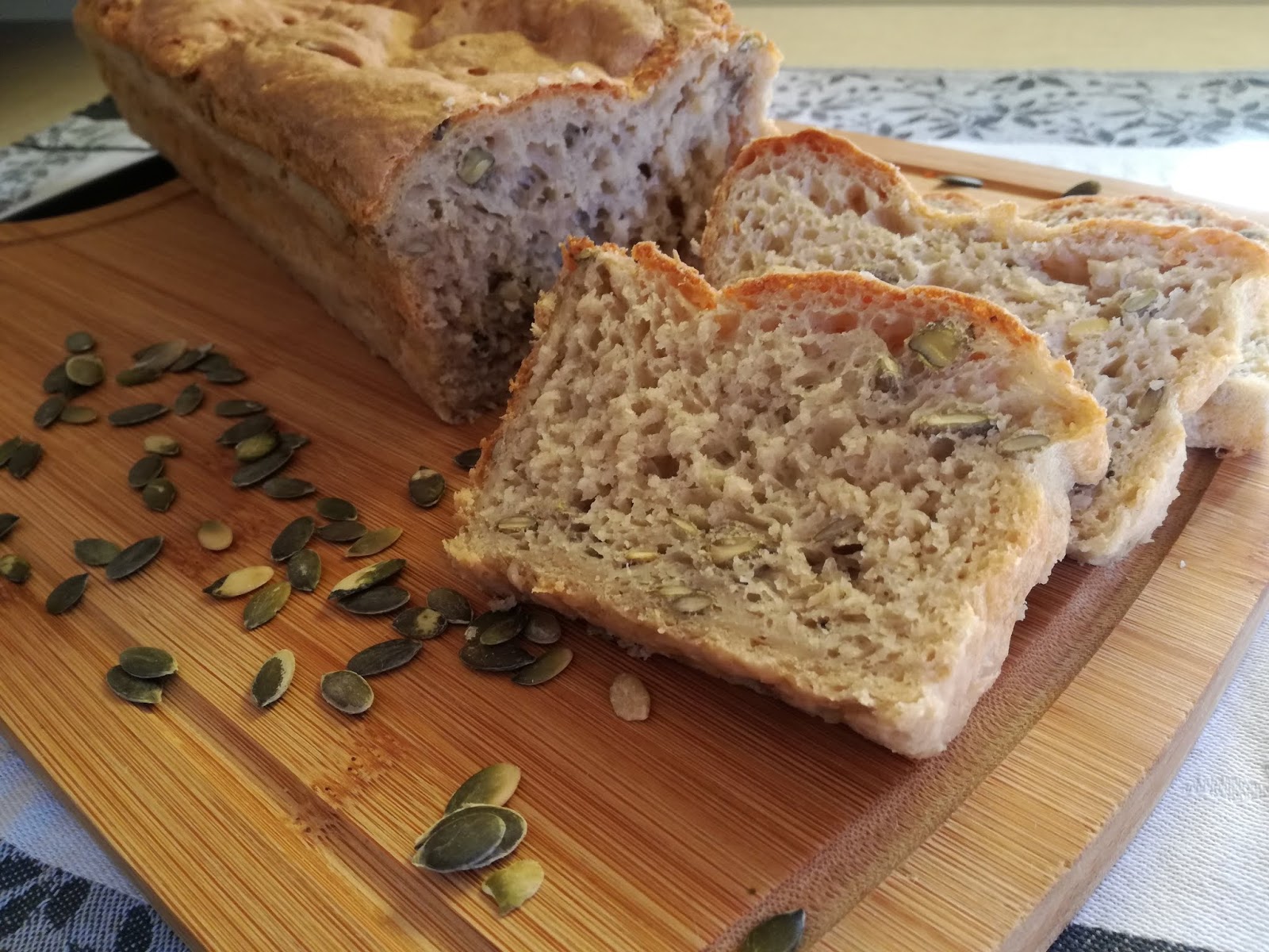 Слоеный хлеб рецепт. Ржано-пшеничный хлеб с тыквенными семечками. Хлеб с тыквенными семечками. Хлеб с семечками. Хлеб ржаной с тыквенными семечками.
