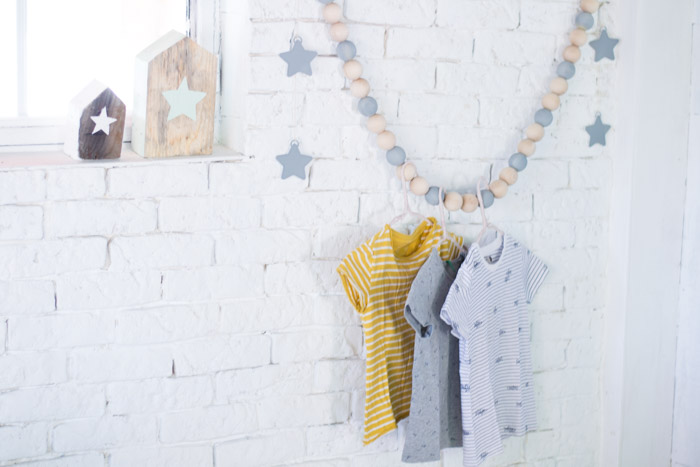 Perchero bolas madera infantil