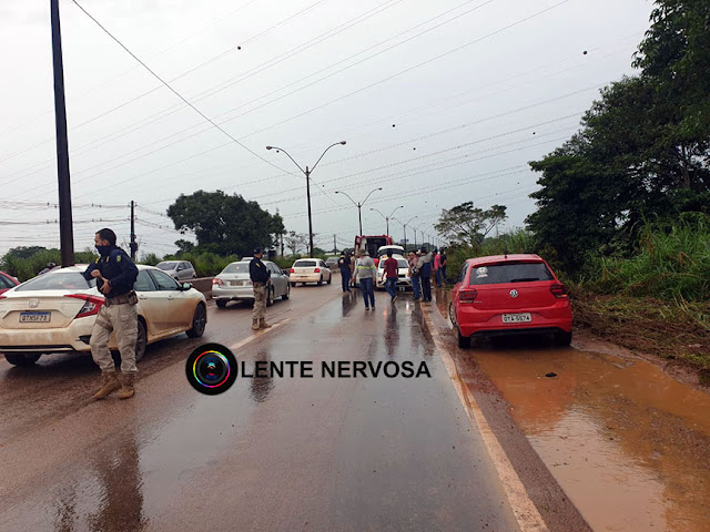 Motorista de aplicativo fica ferido ao cair em ribanceira após aquaplanar na BR-364