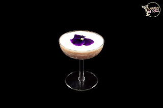 cocteles con crema de whisky barman in red