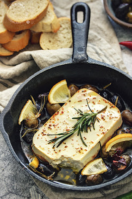 Zapečena feta sa maslinama i ruzmarinom