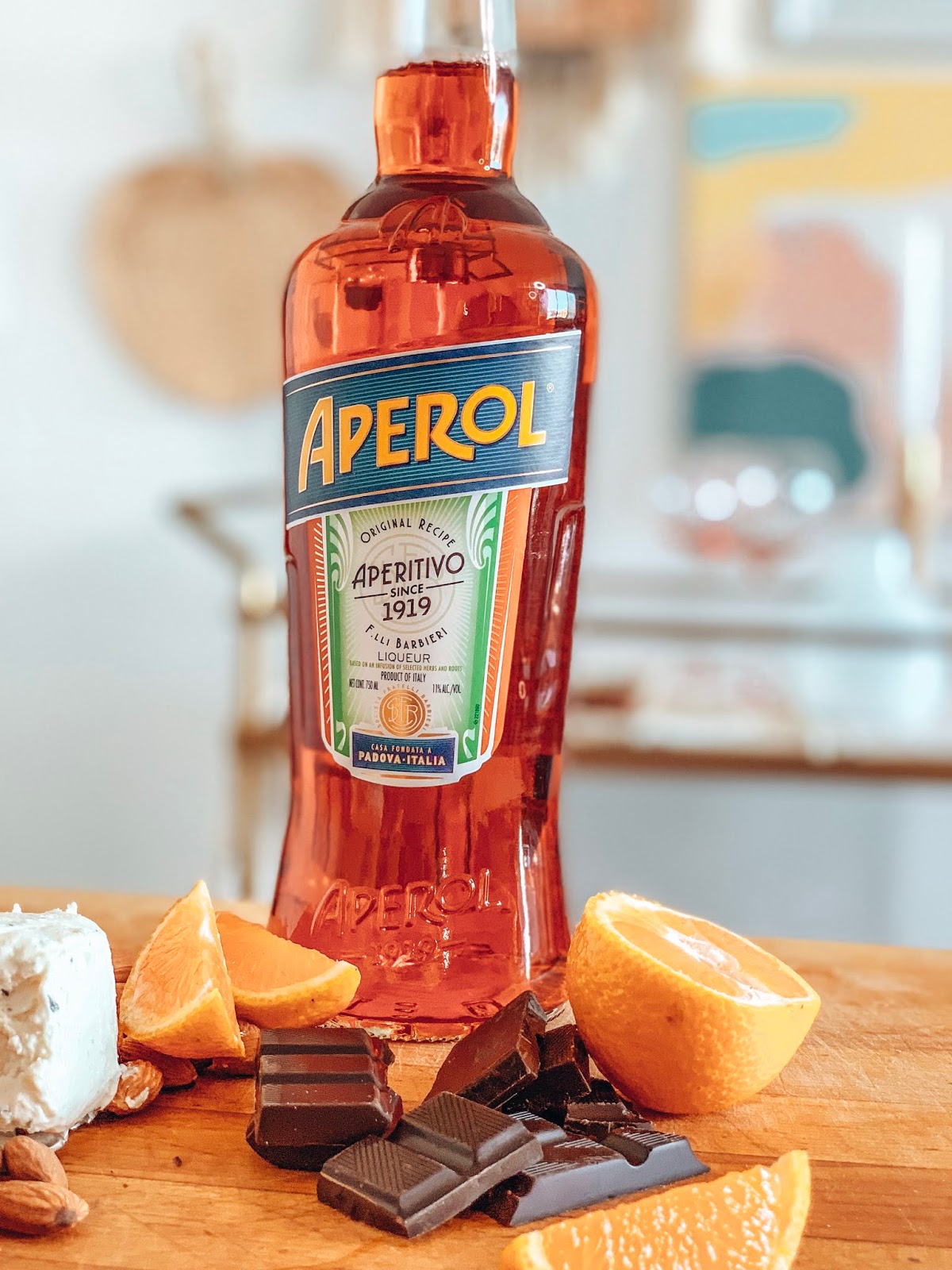С чем пьют апероль в домашних. Апероль Спритц бутылка. Апероль тейбл тент. Апероль крепость. Пиво Апероль.