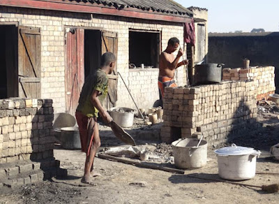 fabricacion-artesanal-ollas-aluminio-en-ambatolapy-madagascar-enlacima