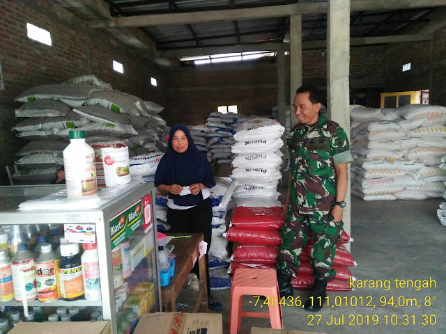 Babinsa Awasi Pendistribusian Pupuk Bersubsidi Secara Ketat