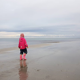 Die Ostseeinsel Bornholm: Ein tolles Familien-Urlaubsziel für alle Jahreszeiten. Der Strand an der Ostsee ist auch im Herbst, Winter und Frühjahr toll für Kinder!