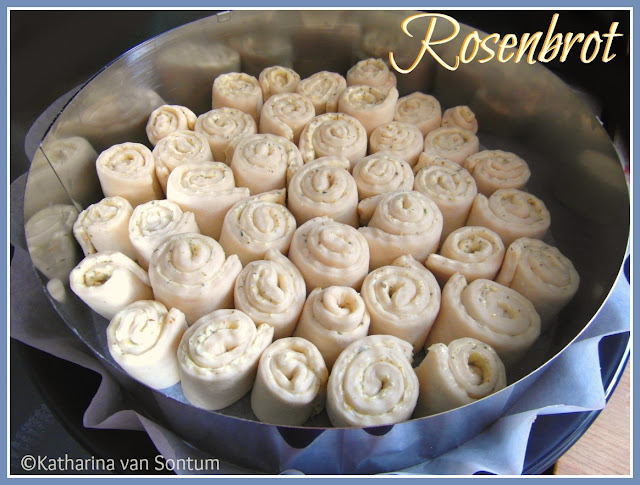 ich hab da mal was ausprobiert: duftiges Rosenbrot