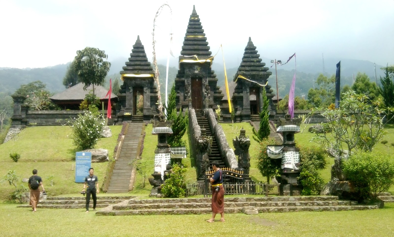Fearless: Pura Parahyangan Agung Jagatkartta, Taman Sari, Kab. Bogor :D