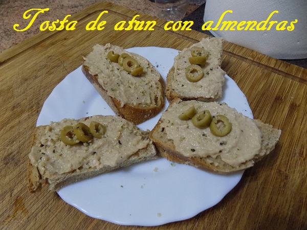 Tosta de atún con almendras