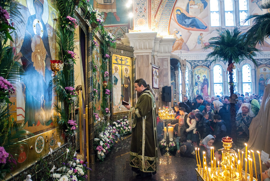 Why do Orthodox Christians pray facing East and why does the priest not