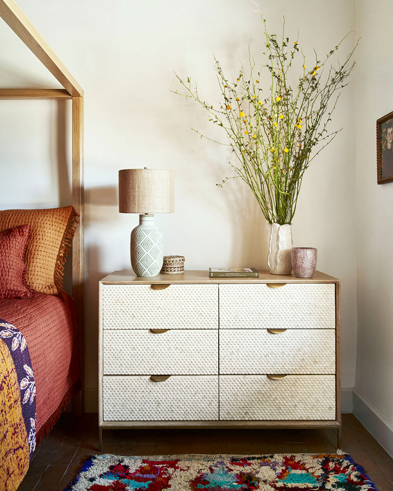    pod-zharkim-solncem-