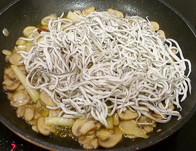 Champiñones al cava con ajos tiernos y gulas