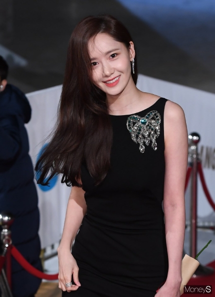 Girls Generation Yoona becomes the real goddess with black dress at the ...