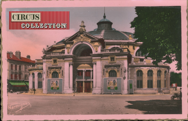 colorisée, cette carte postale ancienne reproduit le cirque municipal de Troyes