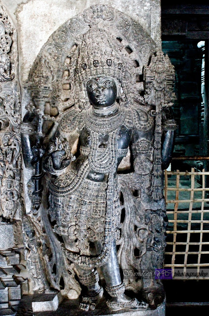 Dwarapalaka on the left side of the Shantaleshwara shrine. There are dwarapalakas like this one on both the sides of the Garbhagriha