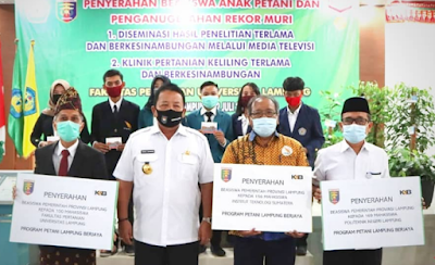 Gubernur Lampung Serahkan Beasiswa Kepada 100 Anak Petani Mahasiswa Fakultas Pertanian Unila