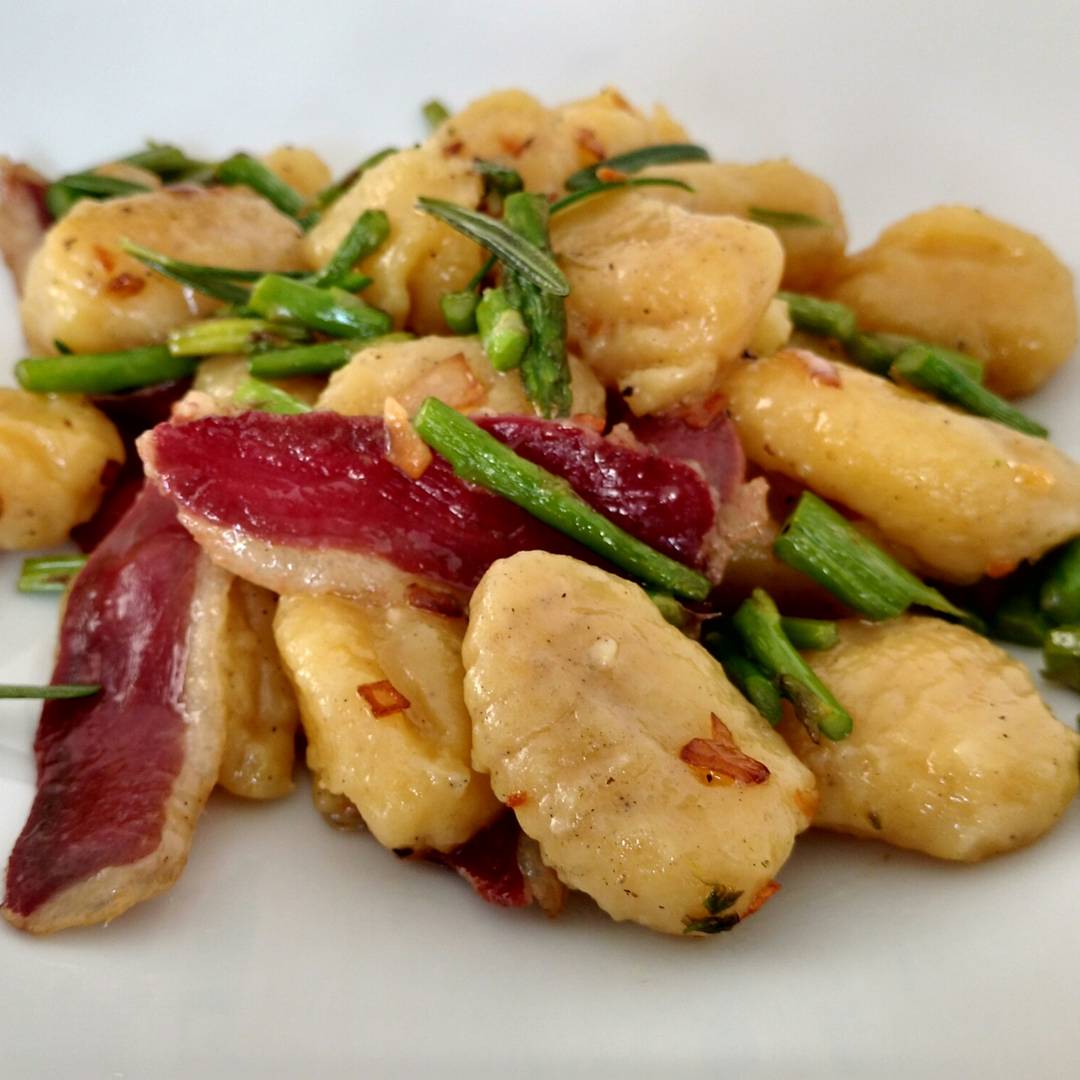 Gnocchis con prosciutto de pato, espárragos y romero